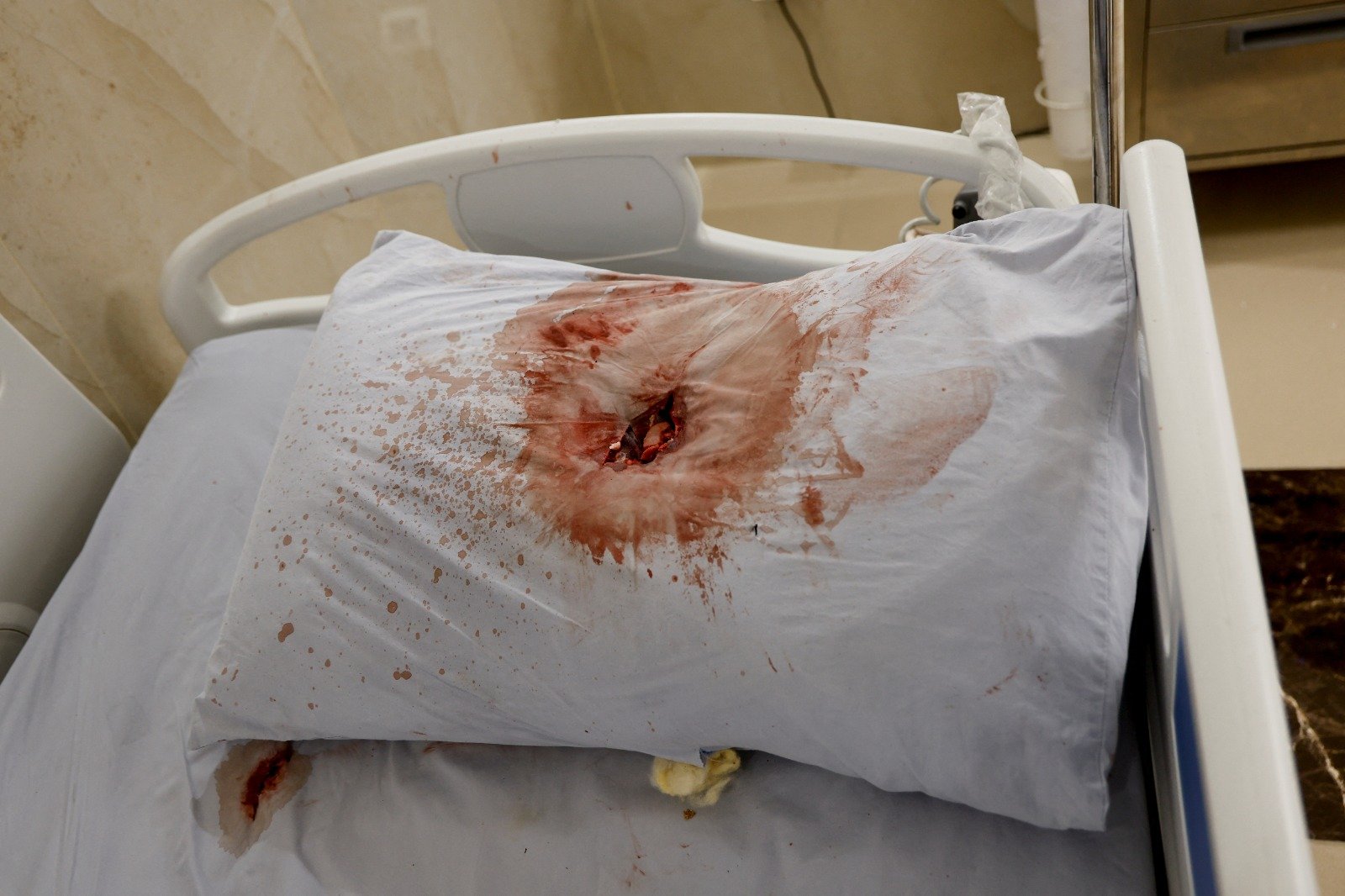 其中一名死者所用的枕头，上面有一个染了血的弹孔。（图取自路透社）