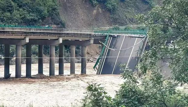 陕西柞水一公路桥梁垮塌致11人遇难