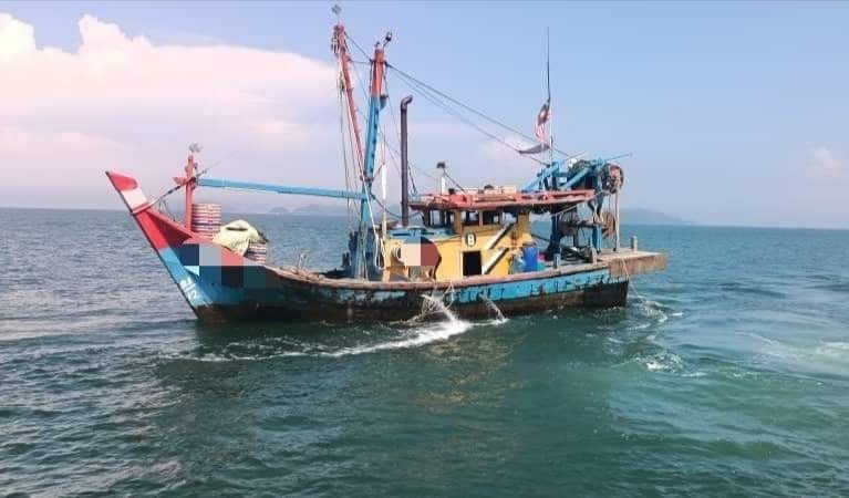 霹雳海事执法机构在曼绒拉浪岛以东的海域，扣查一艘违例B型渔船。（图取自海事执法机构面书）
