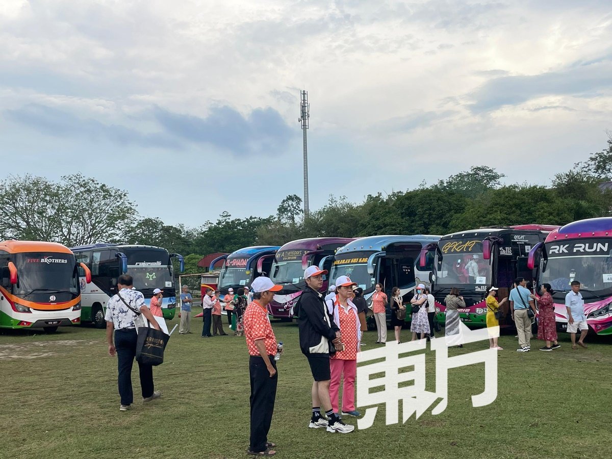 马接峇鲁新村迎来18辆载满越南游客的巴士。