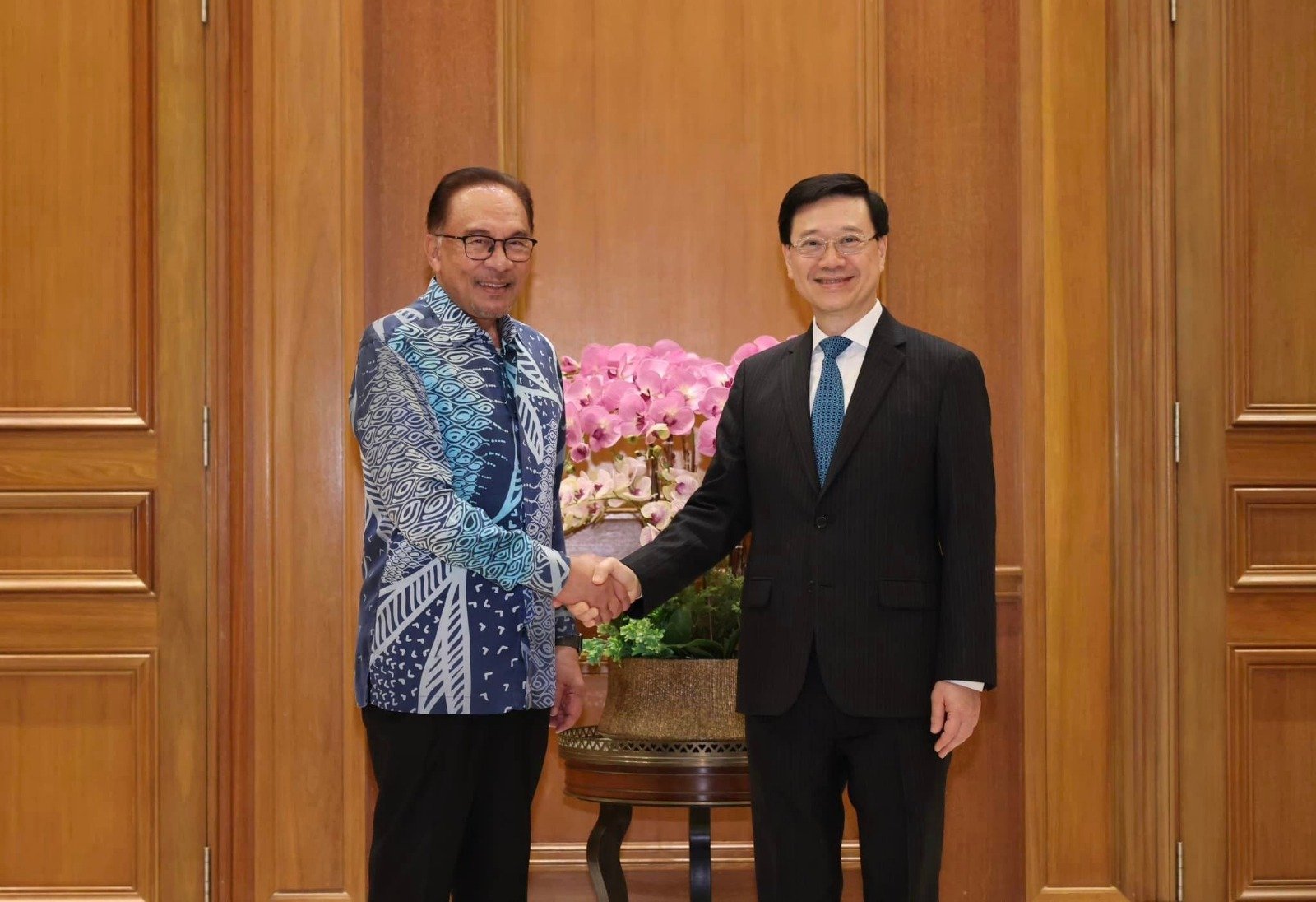 香港特首李家超去年7月出访马来西亚期间，与大马首相拿督斯里安华会面。（图取自面子书/李家超 John KC Lee）