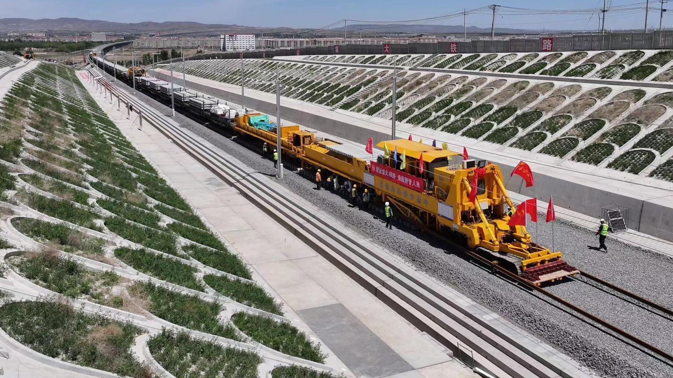 “八纵八横”重要节点项目集大原高铁全线开始铺轨