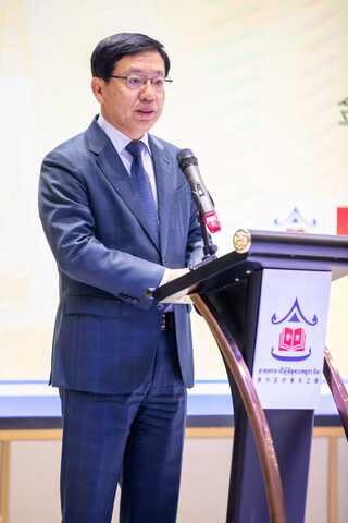 驻柬埔寨大使王文天出席《当代世界》（柬埔寨版）首发式