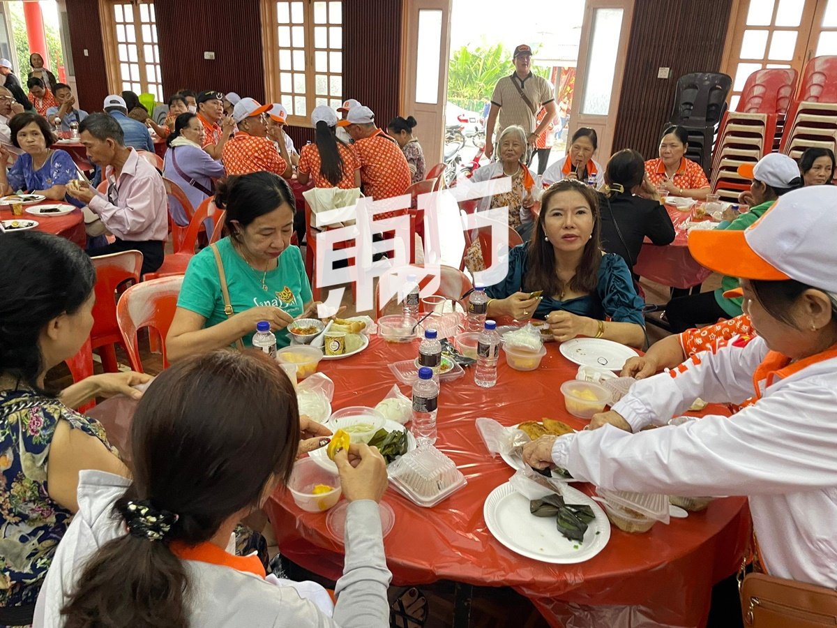 越南游客在礼堂内享用美食。