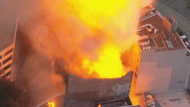 悉尼市中心一大楼发生特大火灾 目击者：楼体坍塌，有汽车被引燃爆炸