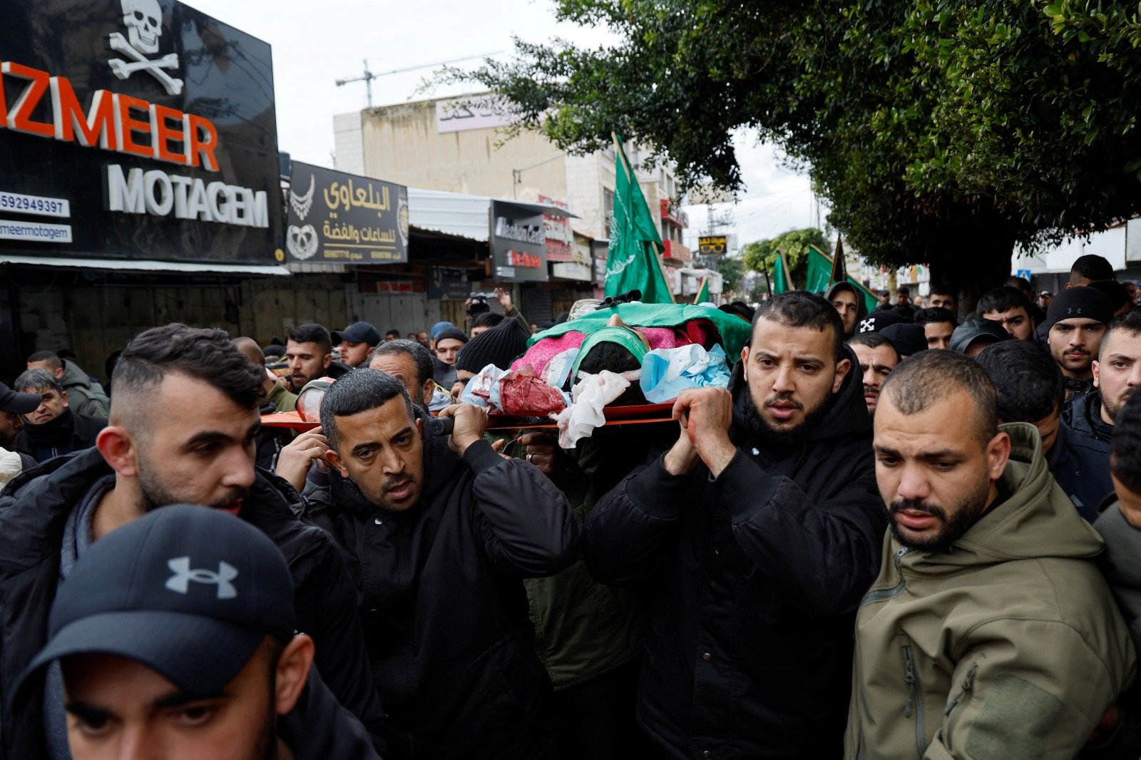 巴勒斯坦民众为3名死者举行葬礼。（图取自路透社）