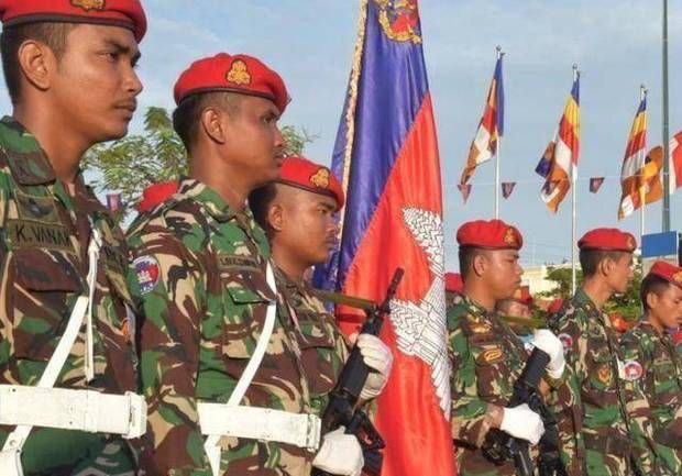 柬埔寨阅兵让总统深感无奈，胖子军团从前走过，总统呼吁减肥