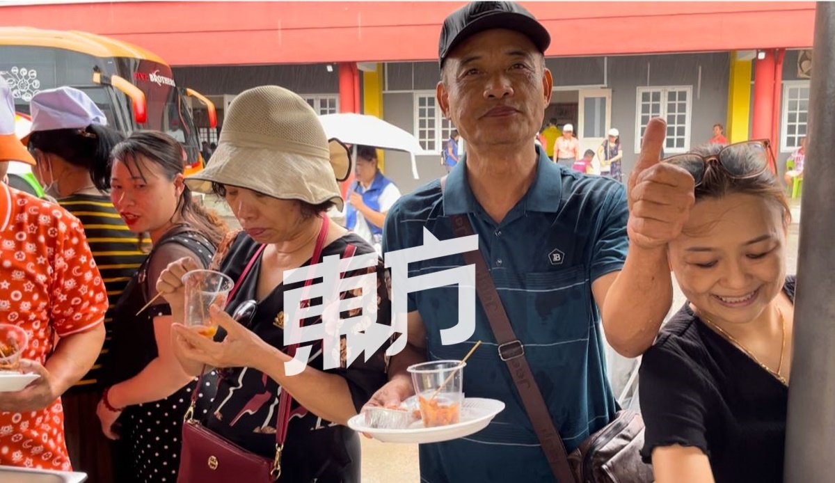 尽管语言不通，但越南游客以大拇指表达对马接食物的喜爱。