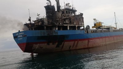 货船川行大马海域途中失火　12船员获邻国拯救
