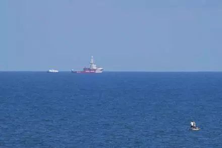 首艘援助物资船驶近加沙海岸