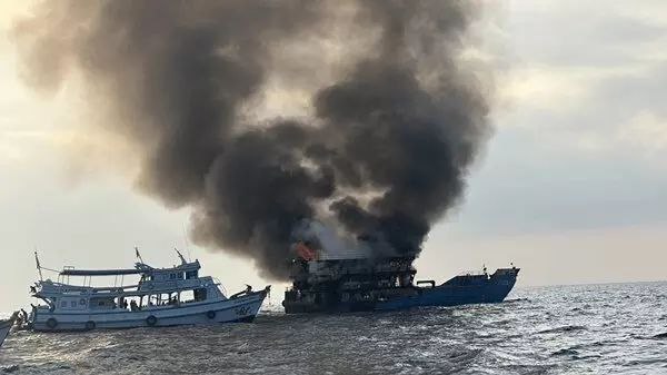 一游船发生火灾载有超100人