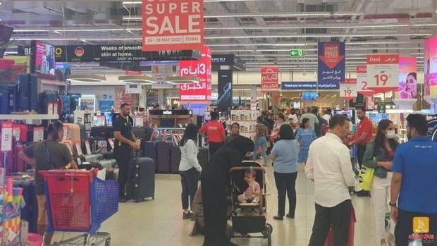 迪拜3天大促销活动的第一天，购物中心挤满了消费者