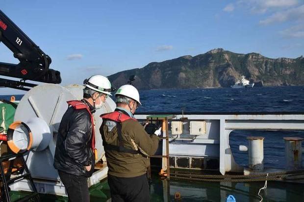 中国已实控钓鱼岛，日船只距30海里，就遭海警船驱离，无人机被毁 ...