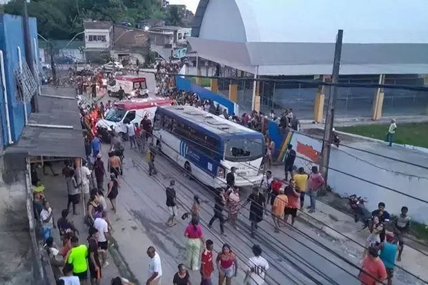 当地时间3月31日17时左右，在巴西东北部伯南布哥州首府累西腓市的马科斯弗莱雷 (Marcos Freire) 区，一辆大客车冲入游行人群，造成5人死亡、27人受伤。