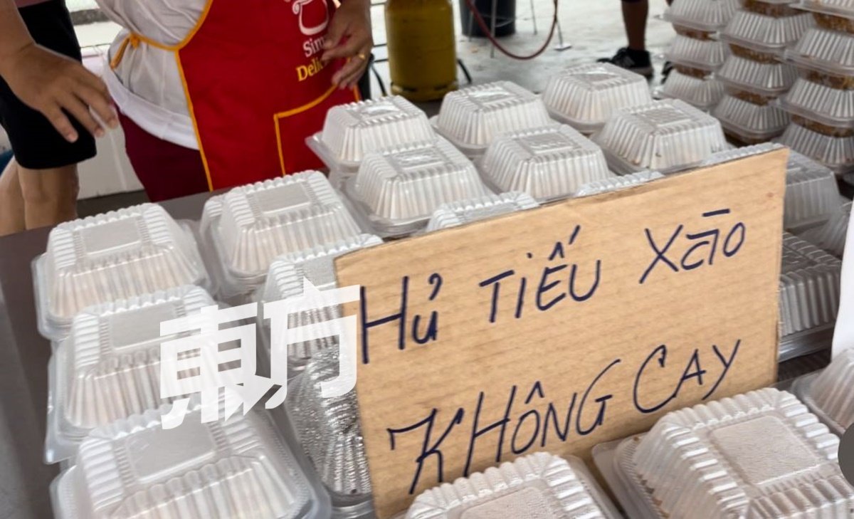 村民自己上网找翻译，贴心在食物上为游客准备越南名称卡片。